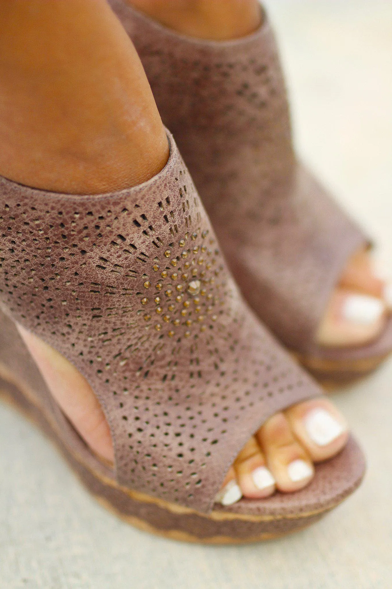 Auki Taupe Wedges